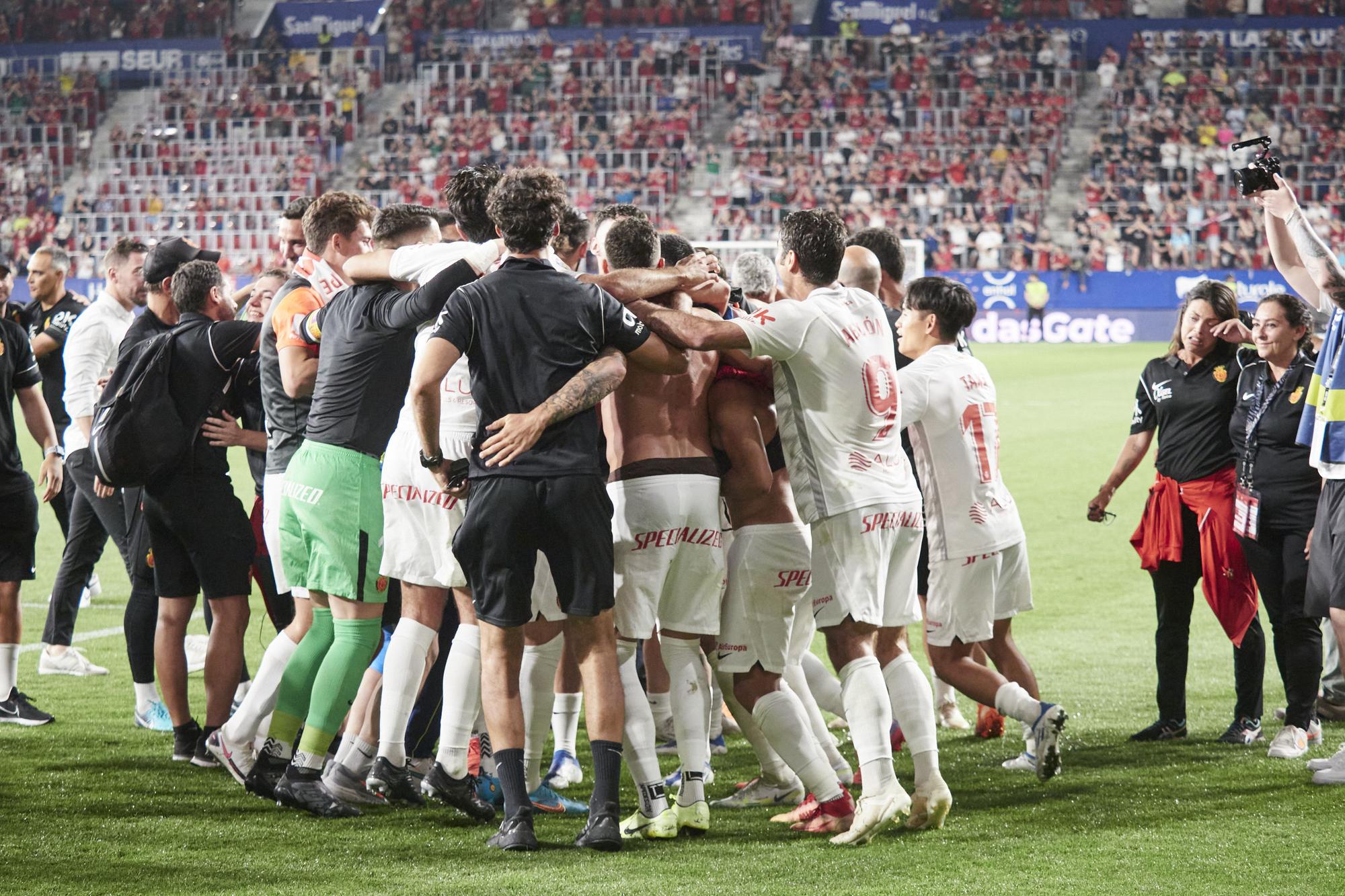 Osasuna-RCD Mallorca: Las fotos de la alegría desatada de los jugadores del Mallorca al conseguir la permanencia