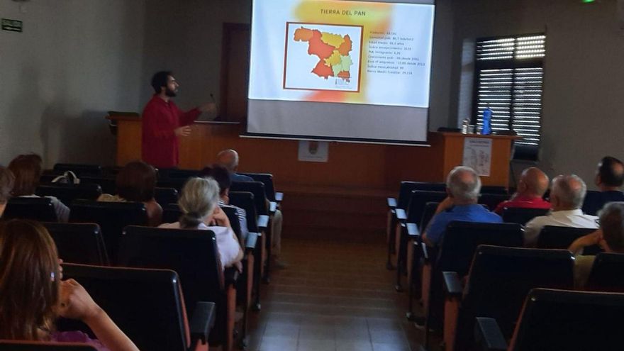 El sociólogo y politólogo Alberto Zamorano durante la sesión impartida en el salón de actos de Coreses. | CEDIDA