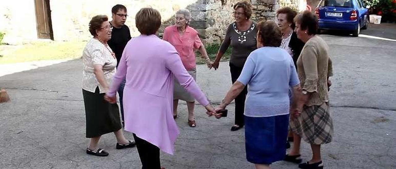 Las vecinas bailan la &quot;Danza de Alea&quot; junto a Xosé Ambas.