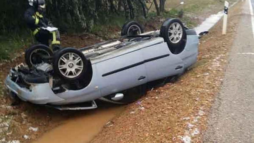 Una fuerte granizada provoca el vuelco de un coche en la N-631