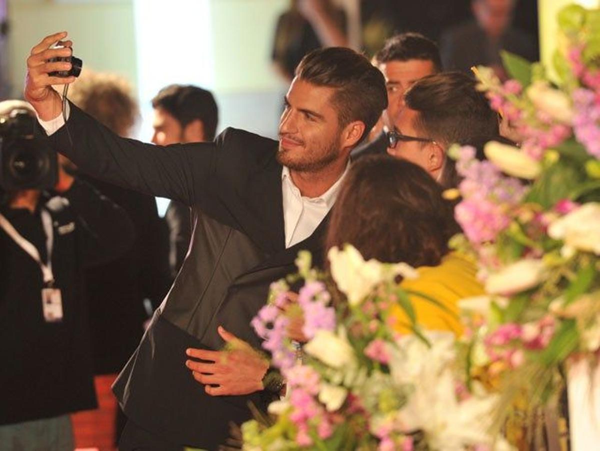 Maxi Iglesias se hace un selfie con los fans