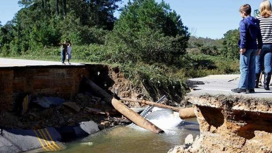 Una carretera afectada por el huracán en Carolina del Norte.