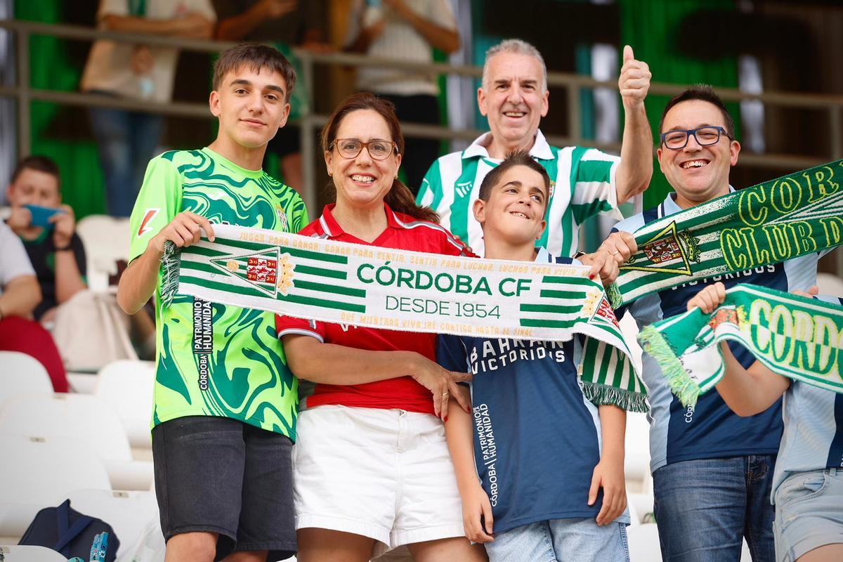 Socios del Córdoba CF, en el choque ante el Huesca de la última jornada de la 25-26.