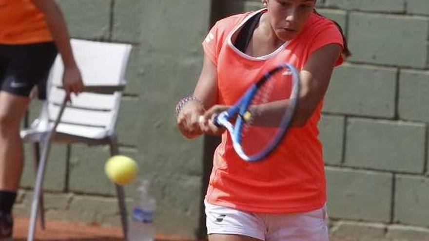 Ángela del Campo, en la final en el Club de Tenis de Avilés.