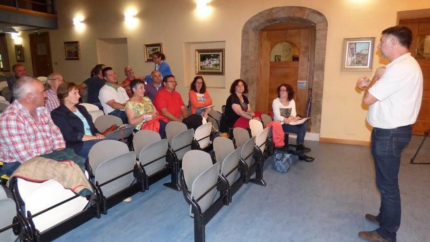 A la derecha, Xan Pouliquen en la charla de Cangas del Narcea.