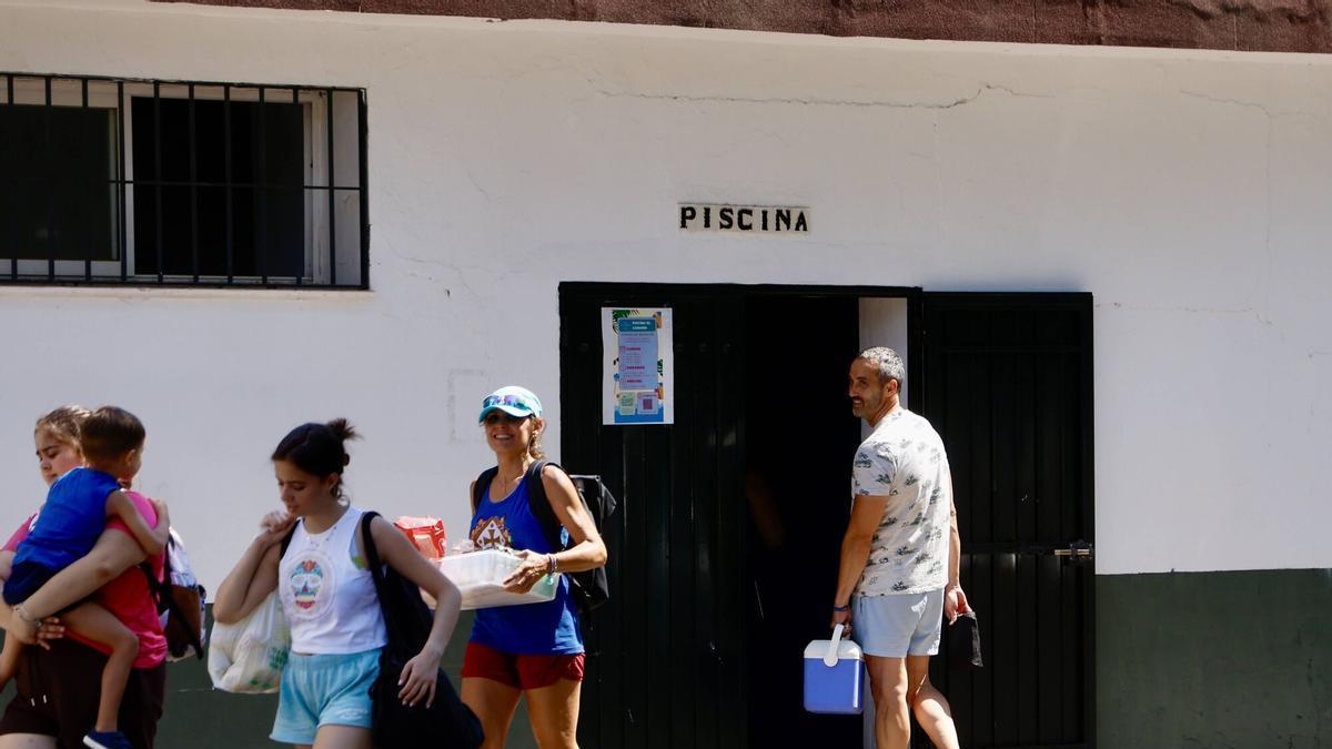 Acceso a la piscina El Carmen este jueves.