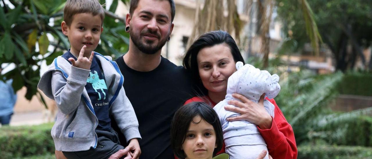 Natalia junto a su marido e hijos