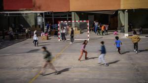 Mestres i famílies demanen ampliar els 30 minuts de pati escolar