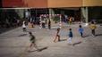 Mestres i famílies demanen ampliar els 30 minuts de pati escolar