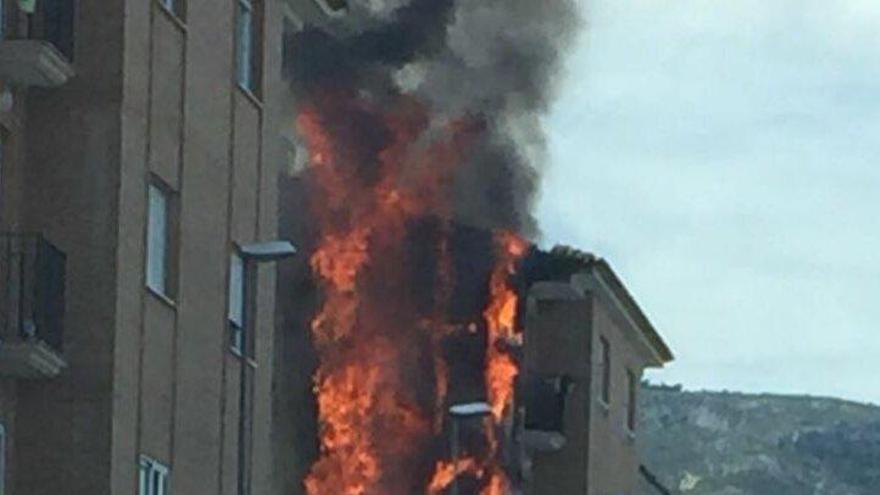 Un incendio quema la fachada de una finca de Albaida