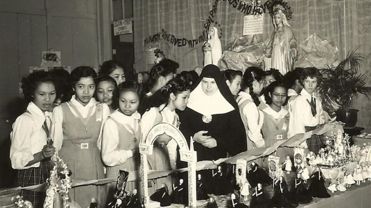 Con alumnas en Ilollo (Filipinas) en 1972. / ARCHIVO