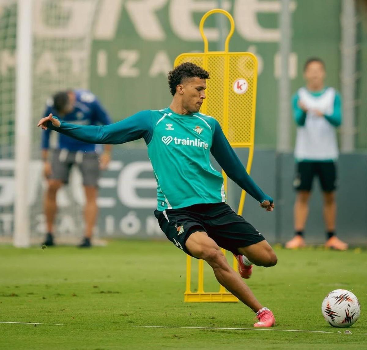 Nelson Deossa en un entrenamiento en el Betis