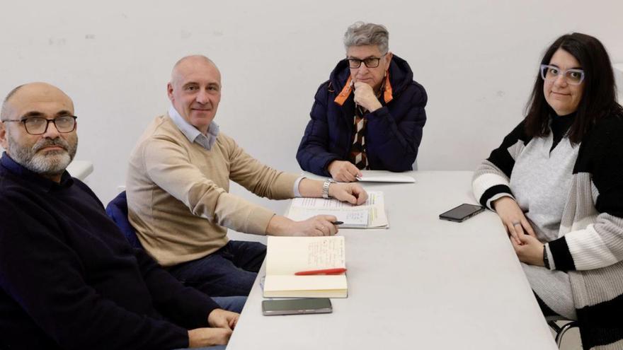 Reunión del pp con los vecinos. Por la izquierda, Miguel Bernardo, Abel Junquera, Luis Suárez y Graciela Buzón, ayer, en la sede vecinal de Nuevo Roces. | JUAN PLAZA