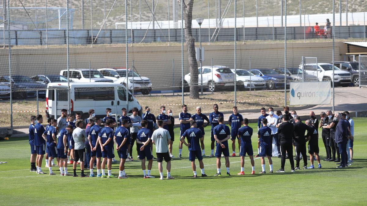 Los jugadores zaragocistas, antes del entrenamiento en la Ciudad Deportiva.