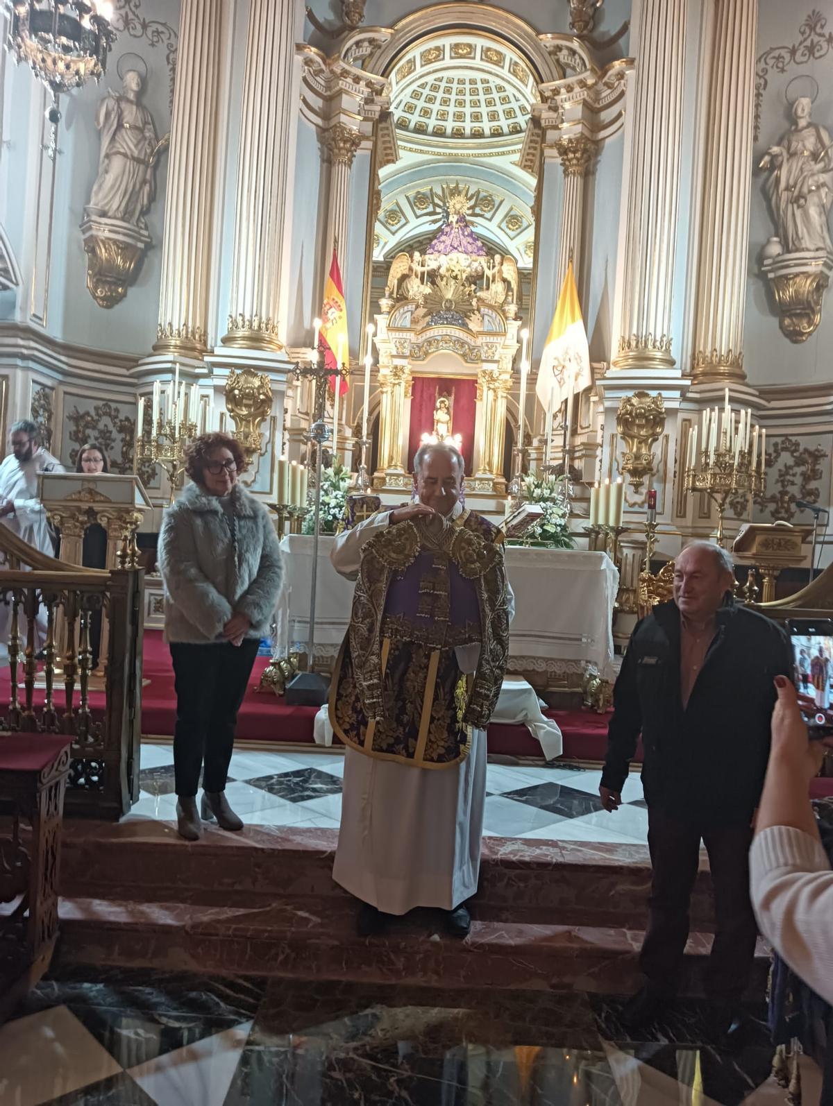 Entrega del traje al sacerdote