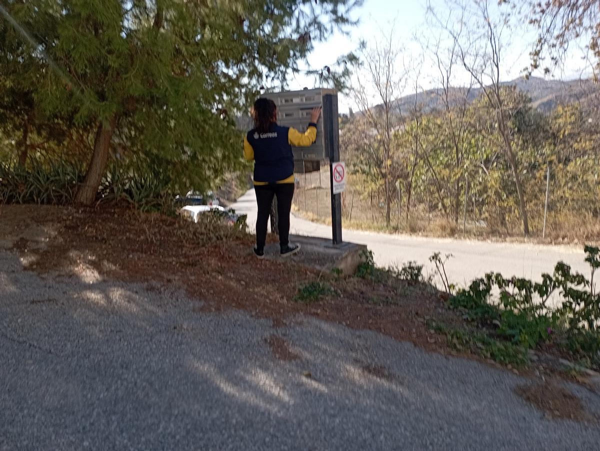 Los vecinos cuentan con unos buzones agrupados a la entrada del diseminado.