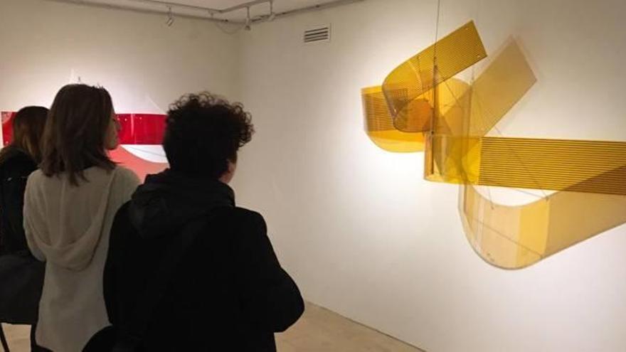 Obras de metacrilato de Miguel Bañuls en la exposición La distancia más corta instalada en Shiras Galería de València.