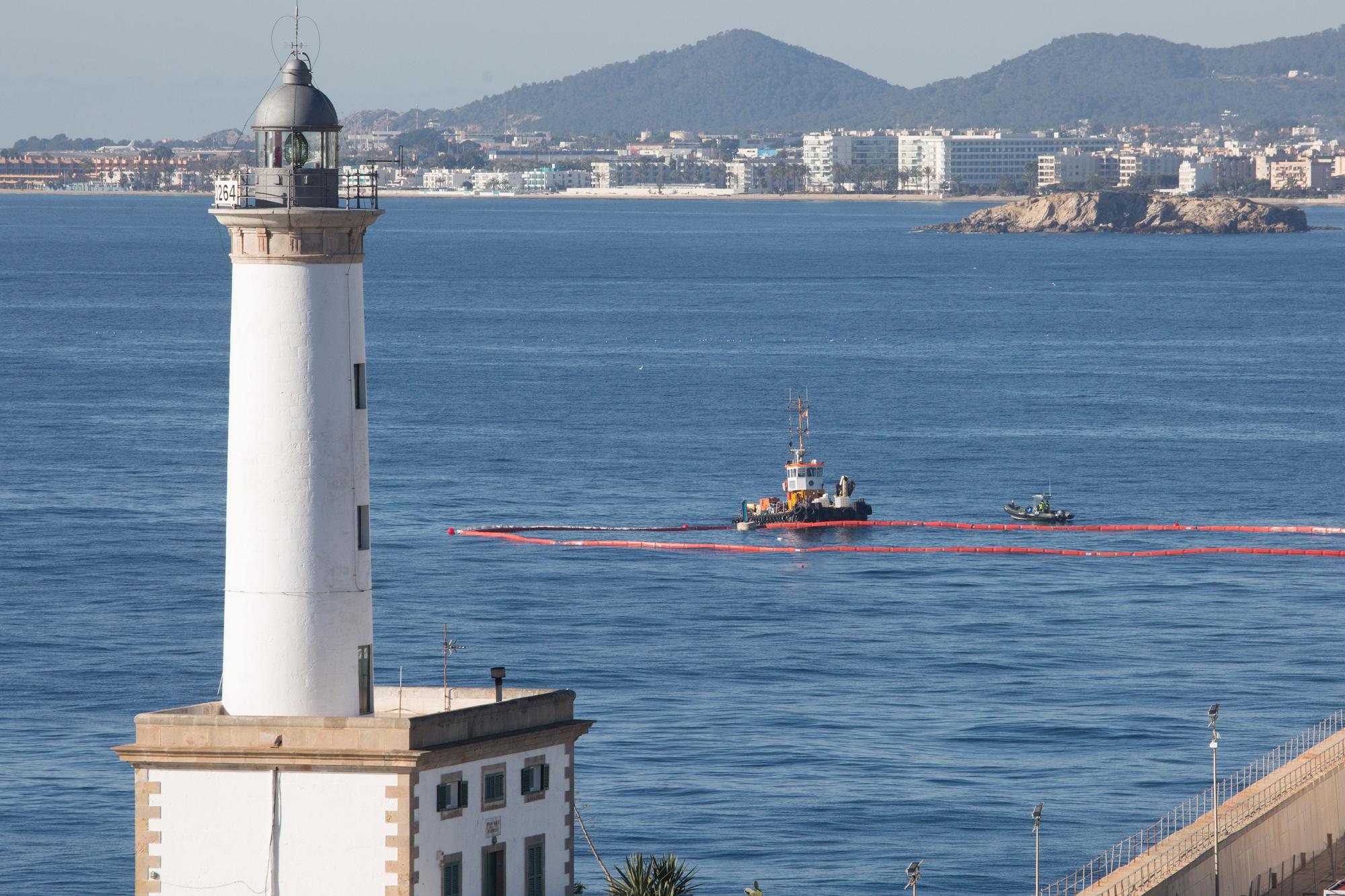 Comienzan los trabajos para reflotar el pesquero 'Charpat Segundo' hundido en Ibiza