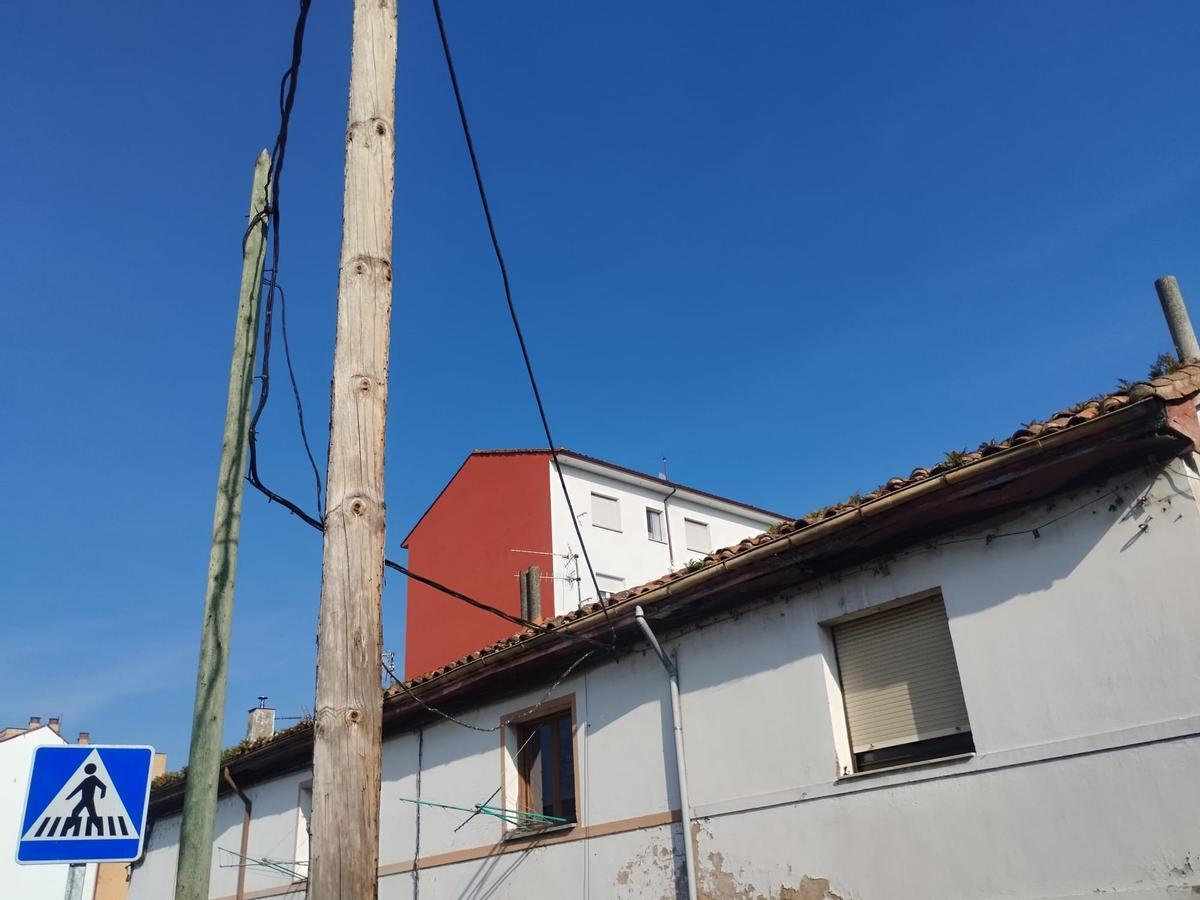 Los postes de luz de obra, enganchados a la vivienda de Lucía Rodríguez.