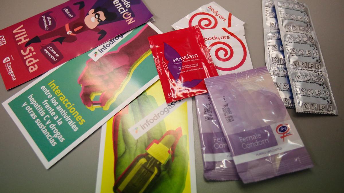 Folletos con información sobre enfermedades de transmisión sexual y preservativos de una campaña de concienciación.