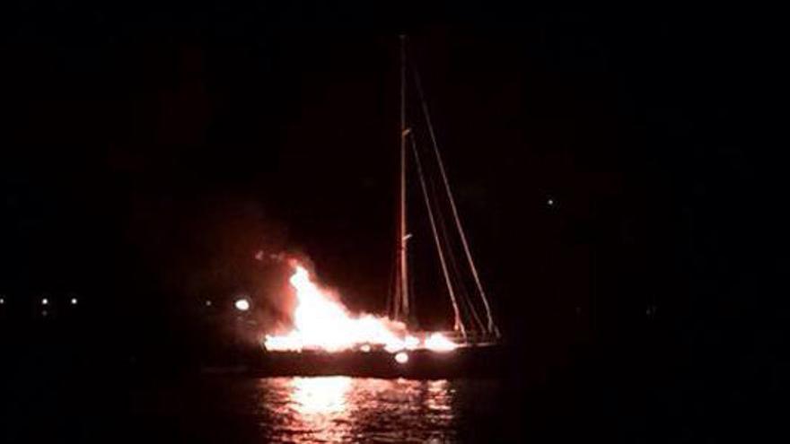 El velero se incendió de madrugada en Portocolom