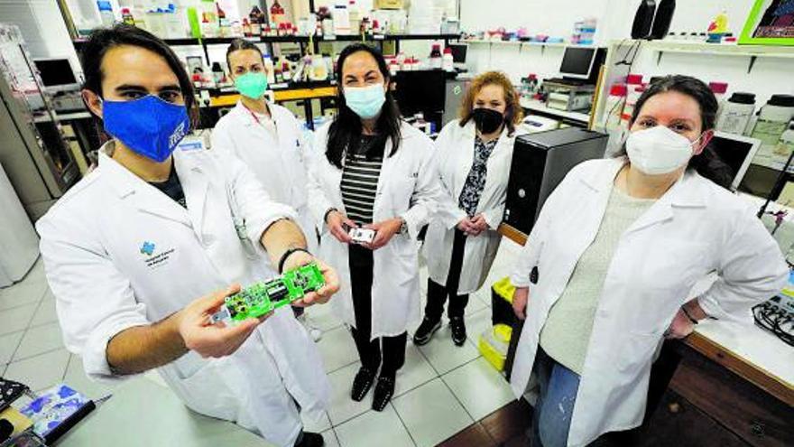 De izquierda a derecha, José Francisco Beltrán (UPCT), Andrea González, Teresa F. Abedul, María Dolores Cima y Estefanía Costa, en el laboratorio.  | L. MURIAS