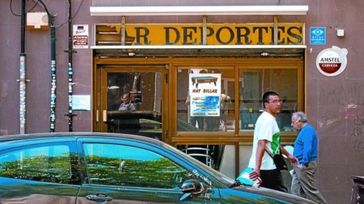 El viejo y roto rótulo del Bar Deportes en la avenida del Carrilet de L'Hospitalet, el viernes.