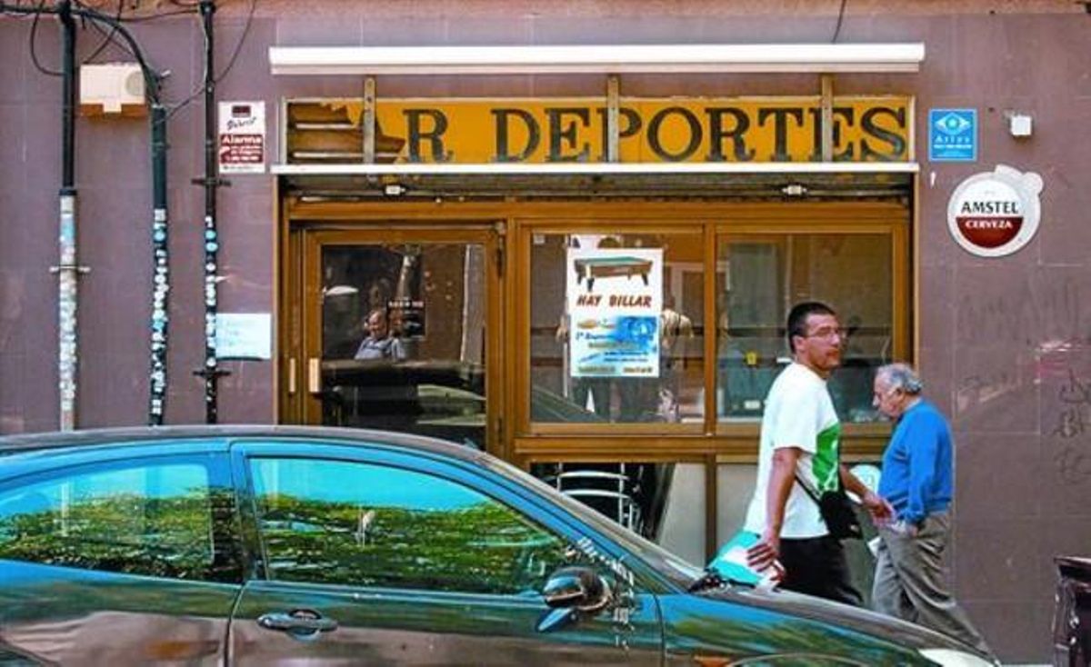 El rètol vell i trencat del Bar Deportes a l’avinguda del Carrilet de l’Hospitalet, divendres. El rètol vell i trencat del Bar Deportes a l’avinguda del Carrilet de l’Hospitalet, divendres.