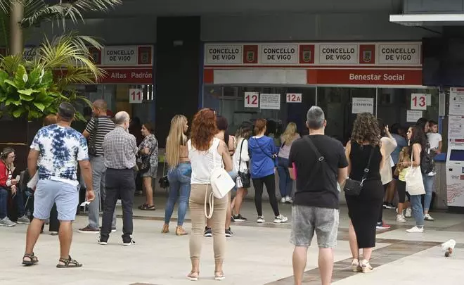 Colas para solicitar la beca municipal de comedor en Vigo