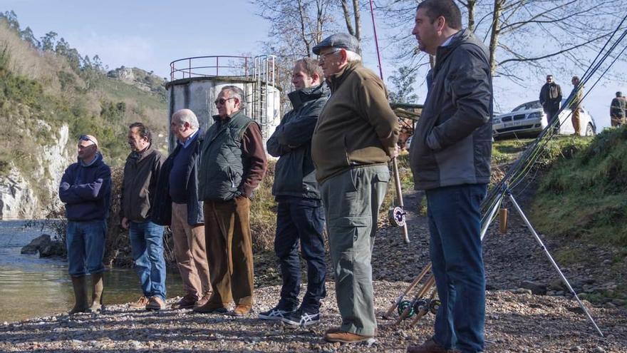 Un grupo de los habituales aficionados a la pesca, en la zona de entrenamiento de Palomar.