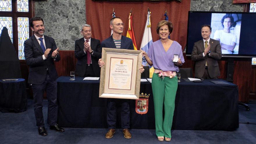 Acto de entrega del título de Hijo Ilustre de Tenerife a la familia de Zerolo.