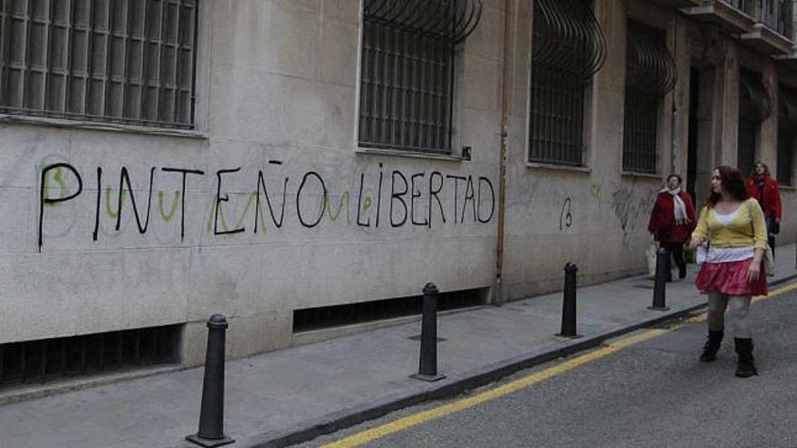 Pintadas pidiendo la libertad para Manuel Pinteño en el barrio del Carmen de Valencia