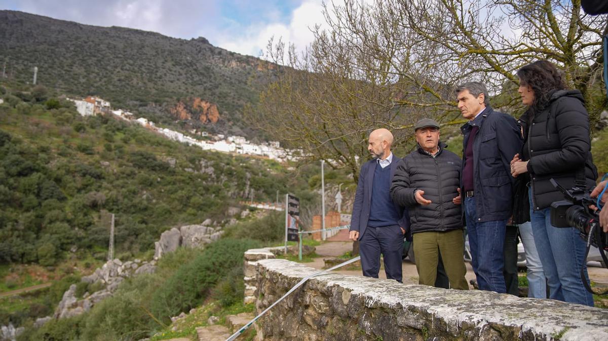 Visita del delegado del Gobierno en Andalucía, Pedro Fernández, a Benaoján.