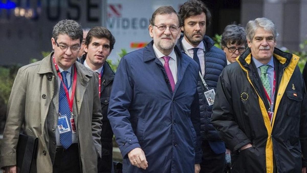 El presidente del Gobierno espanol  Mariano Rajoy  llega a la segunda jornada de la Cumbre de los Jefes de Estado y de Gobierno de la Union Europea  UE  en Bruselas