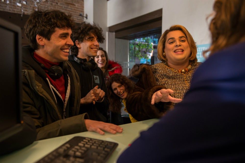 Los Javis junto a Paquita Salas en mitad del rodaje
