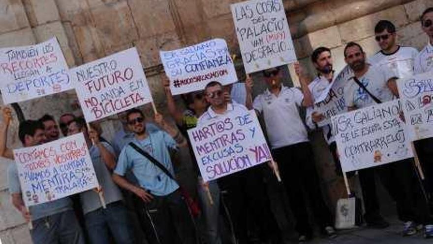 Los monitores deportivos acusan al PSOE de querer bajar los sueldos y preparan protestas