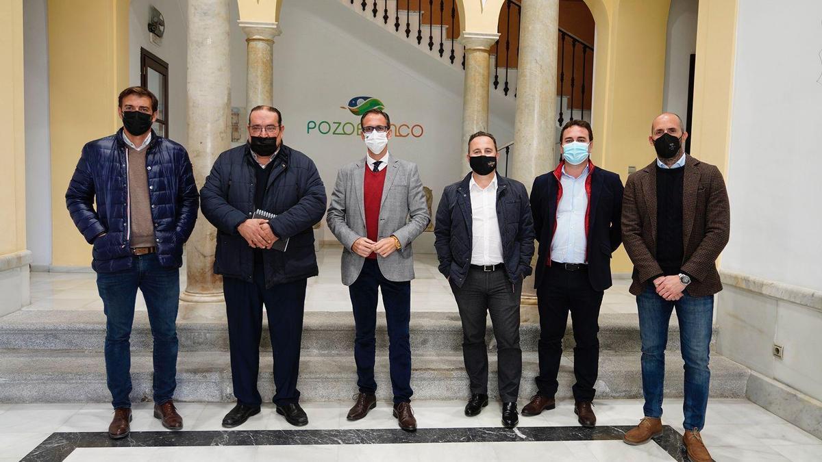 El alcalde de Pozoblanco, Santiago Cabello, con representantes de la feria de Vehículos de Ocasión.