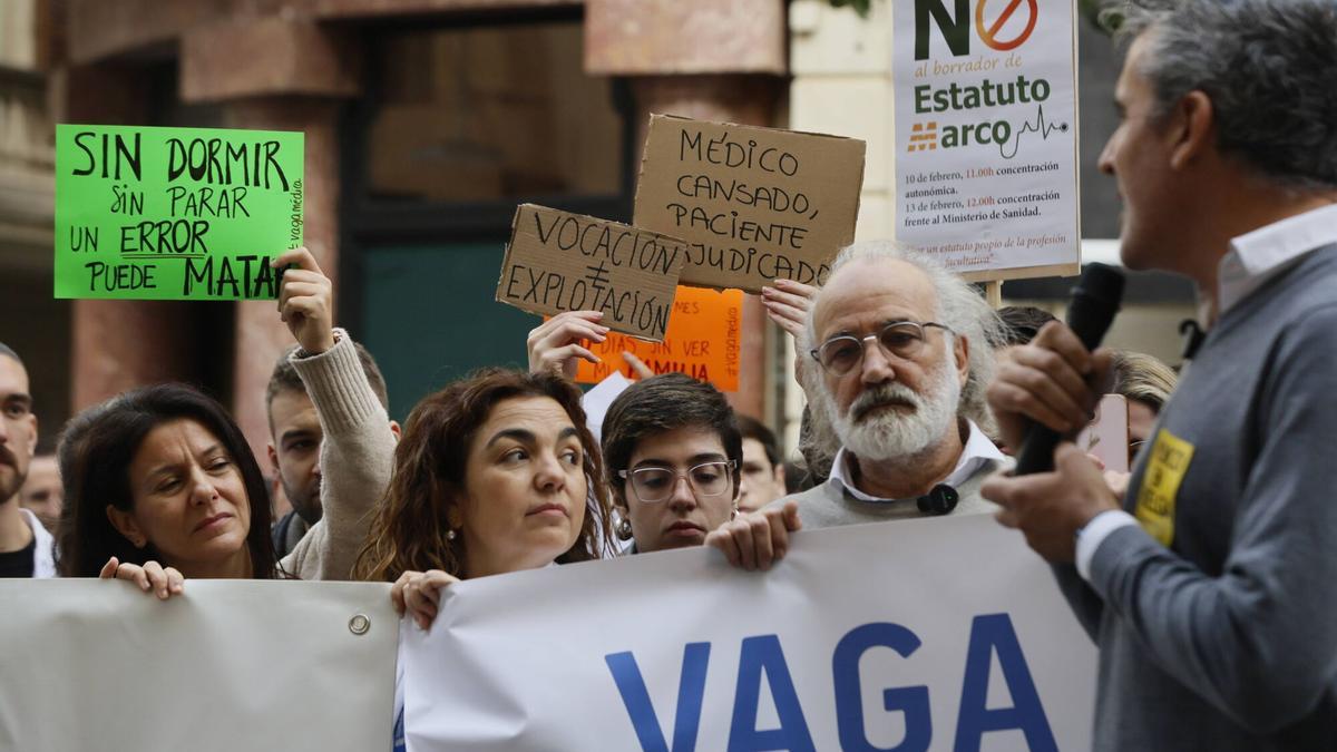 PALMA, CONCENTRACIÓN DE MÉDICOS EN DELEGACIÓN DE GOBIERNO.