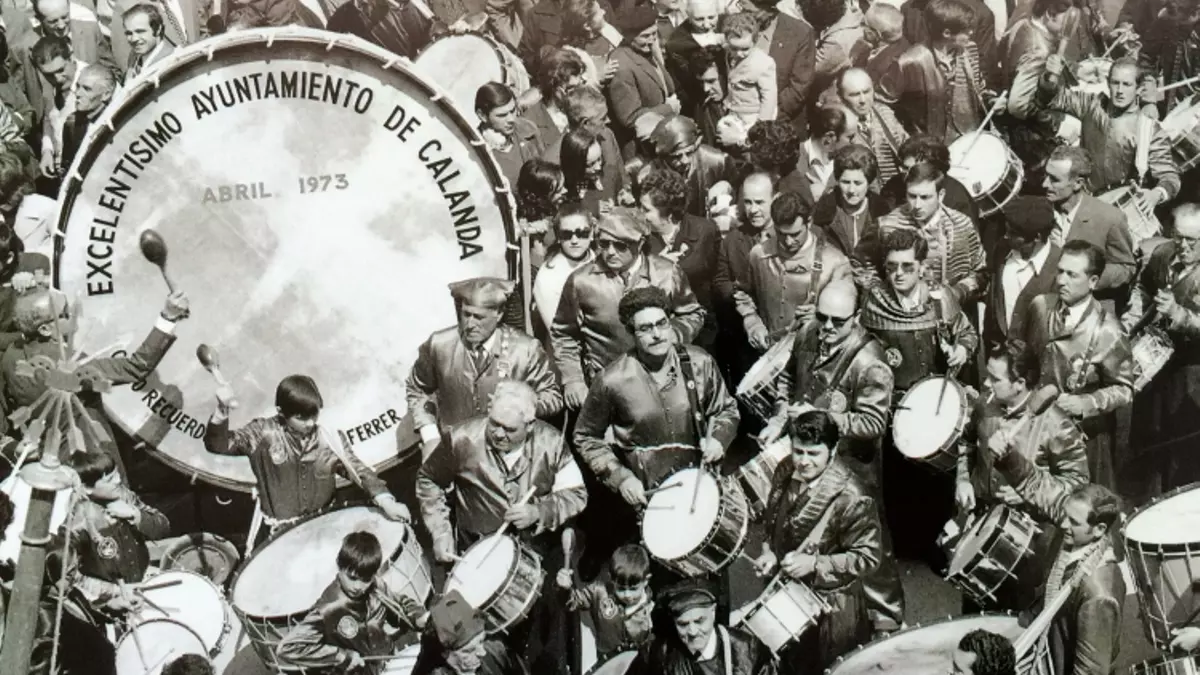 Imagen antigua de Romper la hora en Calanda.