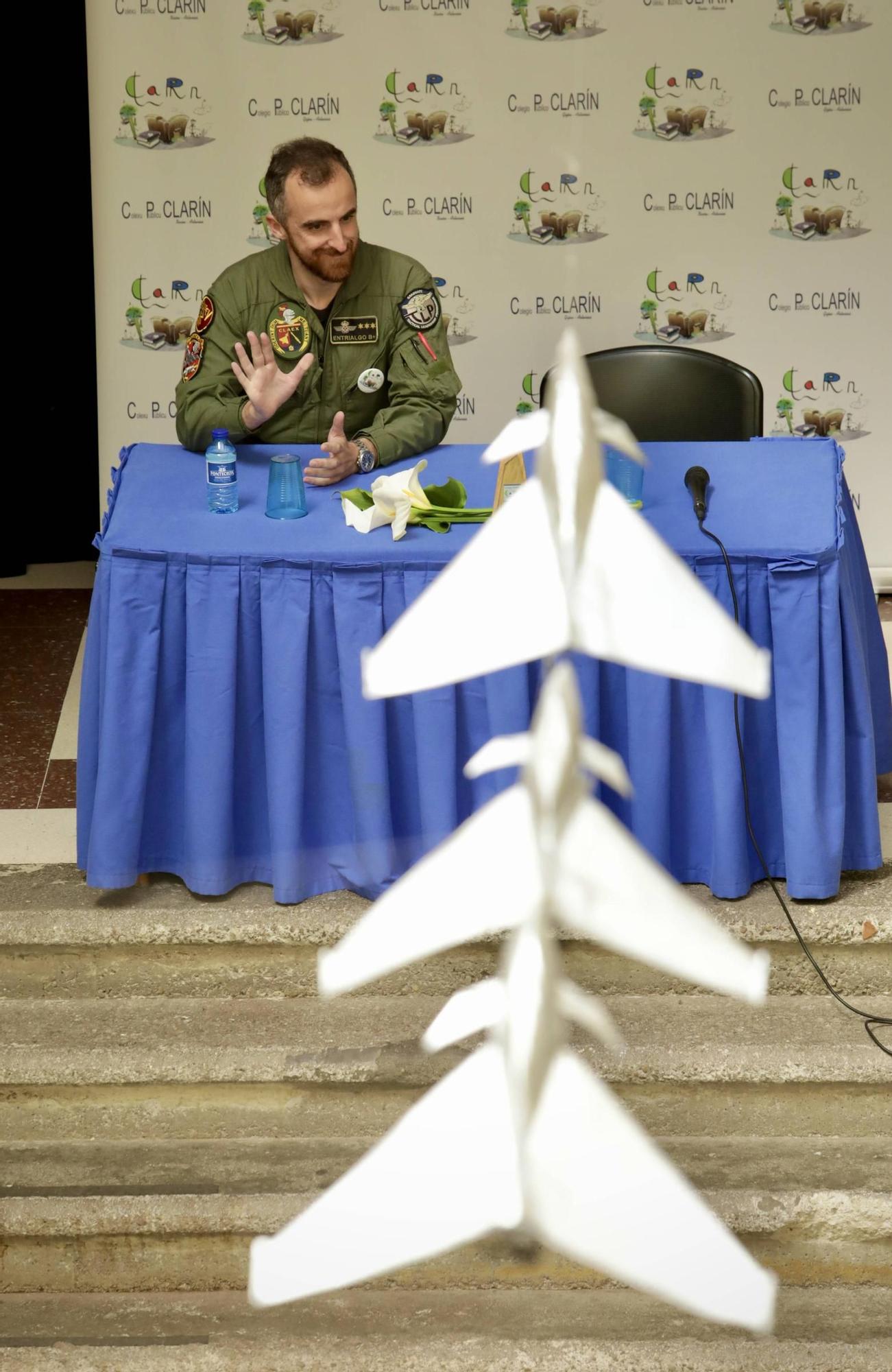 La visita del capitán del Ejército del Aire Borja Entrialgo al colegio Clarín, en imágenes