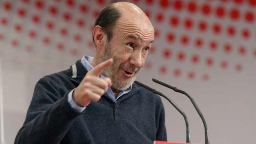 Rubalcaba defiende la política económica de Hollande