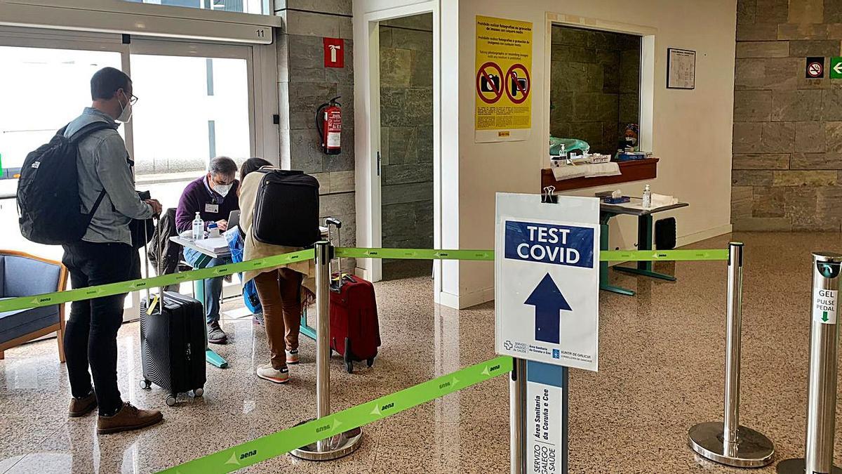 El cribado voluntariado en el aeropuerto coruñés de Alvedro comenzó ayer con una participación del 20,53%, según informaron anoche desde la Consellería de Sanidade. Las pruebas se llevan a cabo mediante test de antígenos a los viajeros llegados en los vuelos procedentes de distintos puntos de la geografía nacional.  Desde Sanidade calificaron de “positivo” este porcentaje, teniendo en cuenta que “equipos deportivos ya testados venían en dos de los vuelos”.  | L. O.