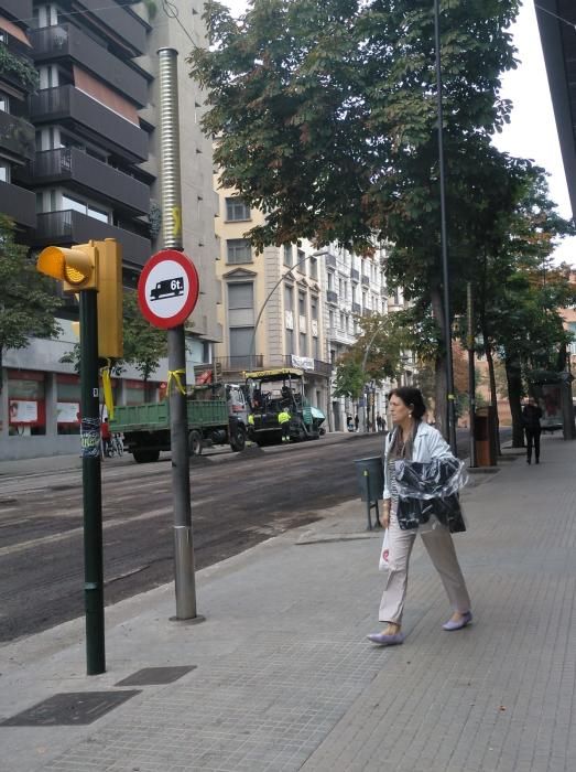 Girona comença a reasfaltar el tram de Jaume I malmès durant els disturbis