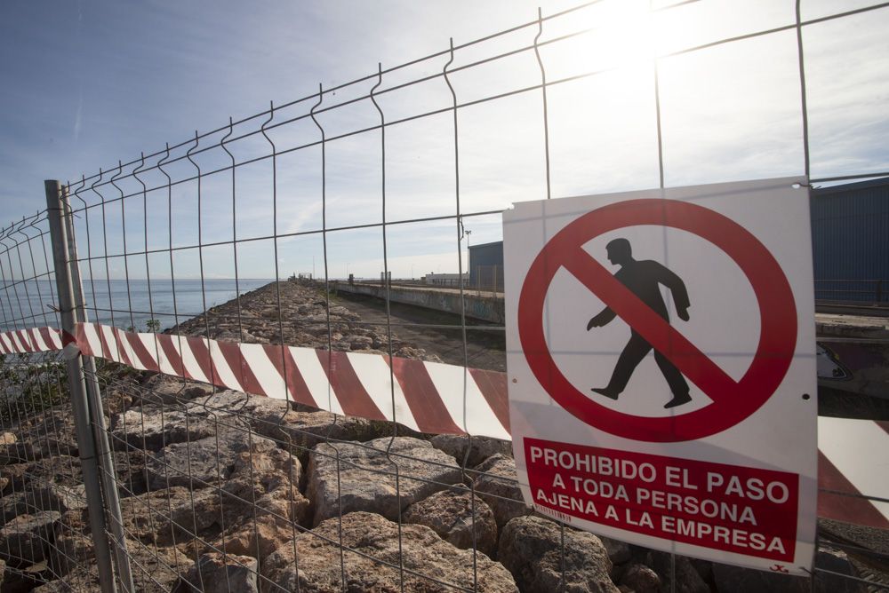 Avanzan los trabajos para desmantelar el Pantalán del Port de Sagunt.