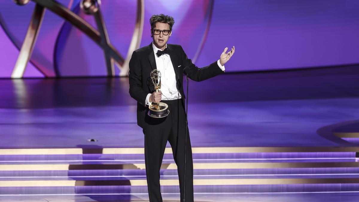 Los ganadores de los premios Emmy 2024. Christopher Storer recoge su Emmy a mejor dirección de una serie de comedia (The Bear)