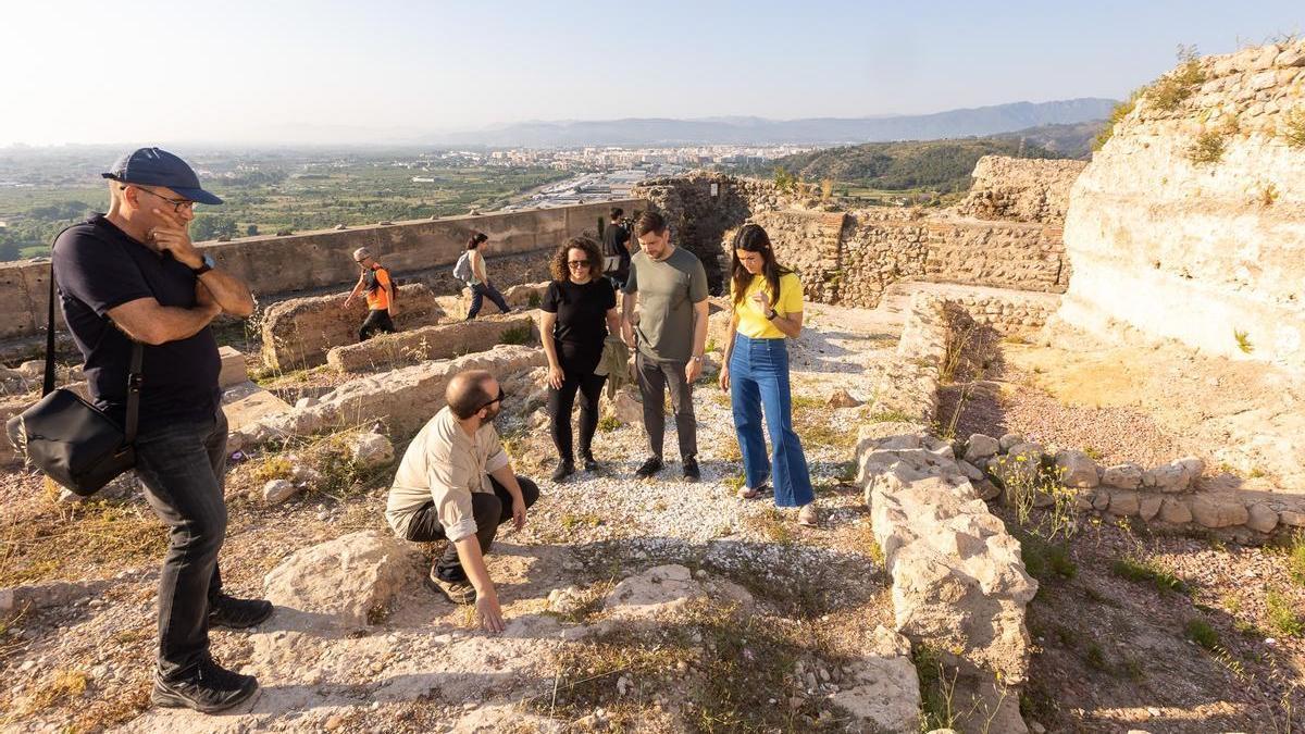 Negre con representantes municipales en una visita a principios de junio.