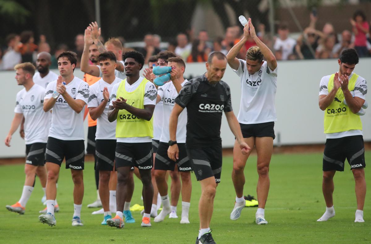 Thierry, junto al grupo, agradeciendo a la afición la presencia en Paterna