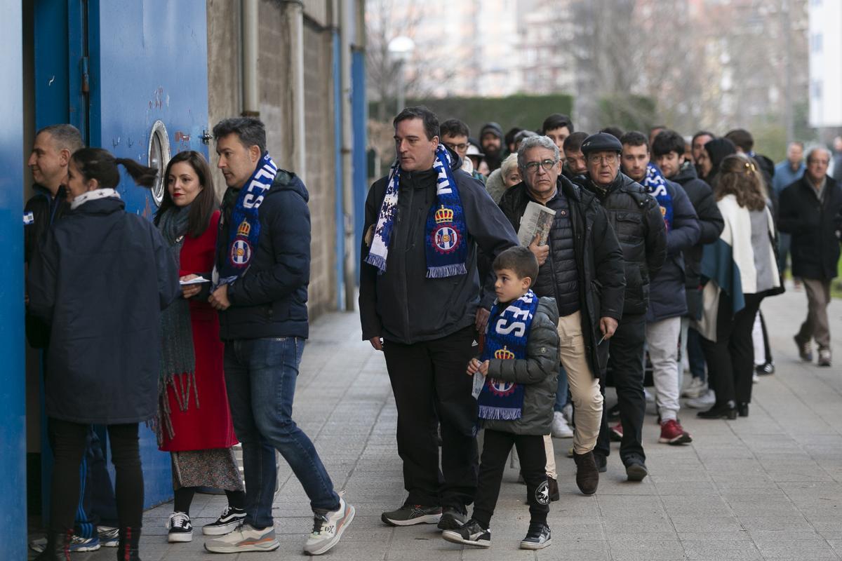 Así estaba el Suárez Puerta para recibir al Arenteiro: disfraces y miles de aficionados entregados