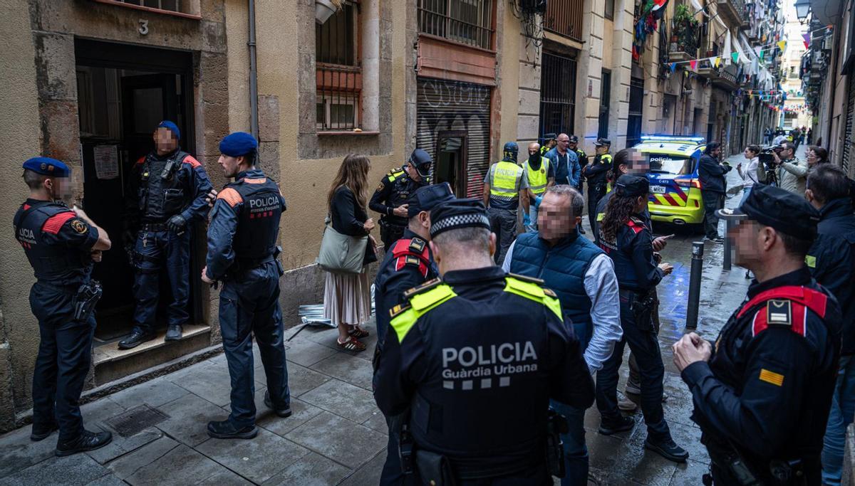 Una macrooperació policial tanca 10 narcopisos a Ciutat Vella