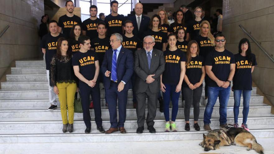 La nueva promoción de la UCAM con David Casinos, Jorge Ureña, Pablo Torrijos, Cristina González y José Manuel Carbonell, entre otros.